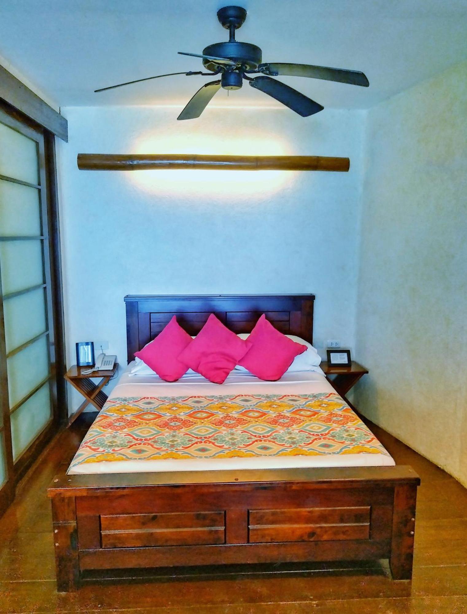 Hotel Signature Boracay Punta Rosa 3*